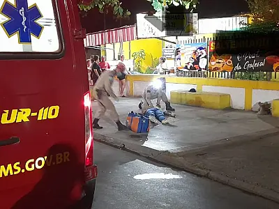 Homem com diversas perfurações de arma de fogo é socorrido na madrugada