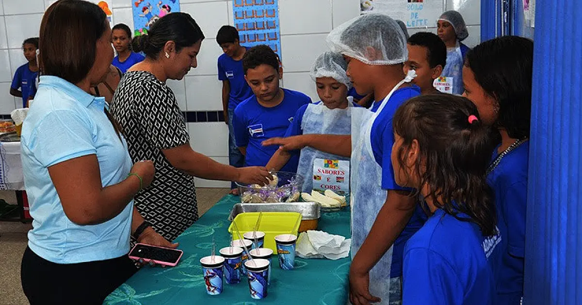Estudantes de Ladário apresentam produtos feitos em sala de aula para a comunidade