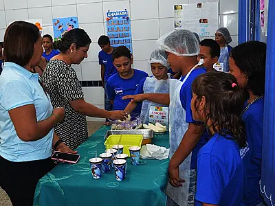 Estudantes de Ladário apresentam produtos feitos em sala de aula para a comunidade