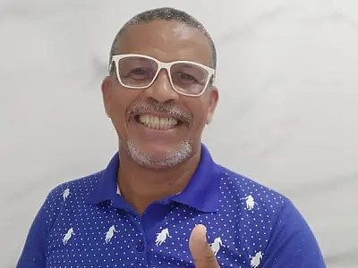 Intérprete Clóvis Pê é atração no 'Ofisambas Show' deste domingo no Porto Geral
