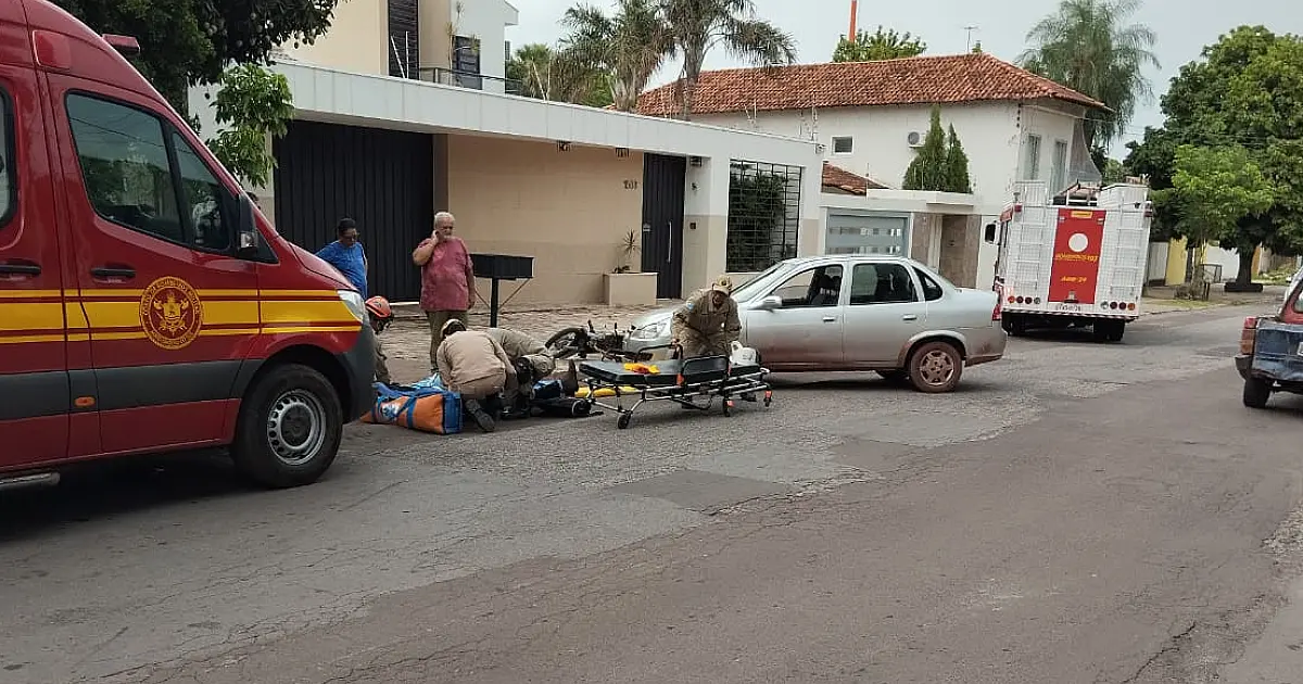 Motociclista sofre suspeita de fratura em colisão com carro no centro