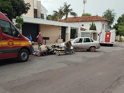 Motociclista sofre suspeita de fratura em colisão com carro no centro