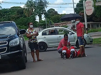 Papai Noel cai de carro ao distribuir presentes no Maria Leite
