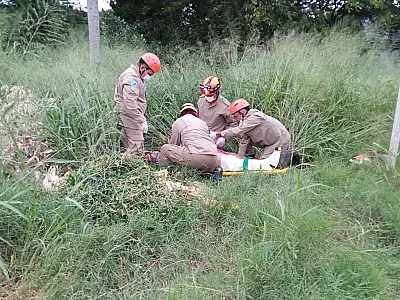 Motociclista vítima de colisão é socorrido para o PS