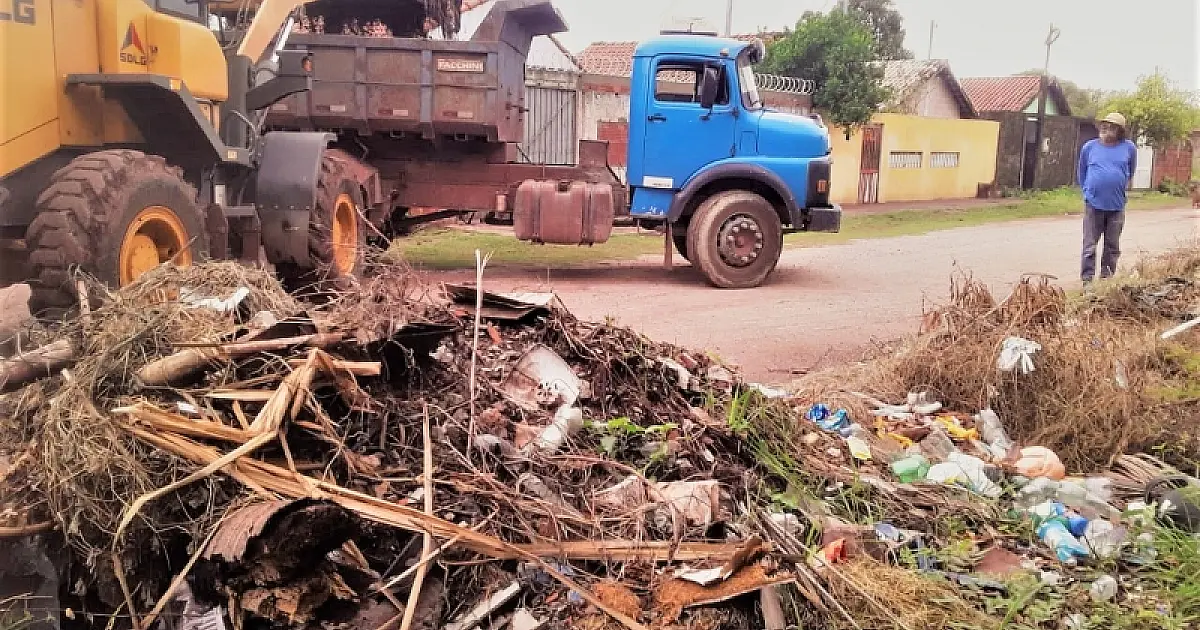 Bairro Mutirão em Ladário recebe ação de limpeza e manutenção