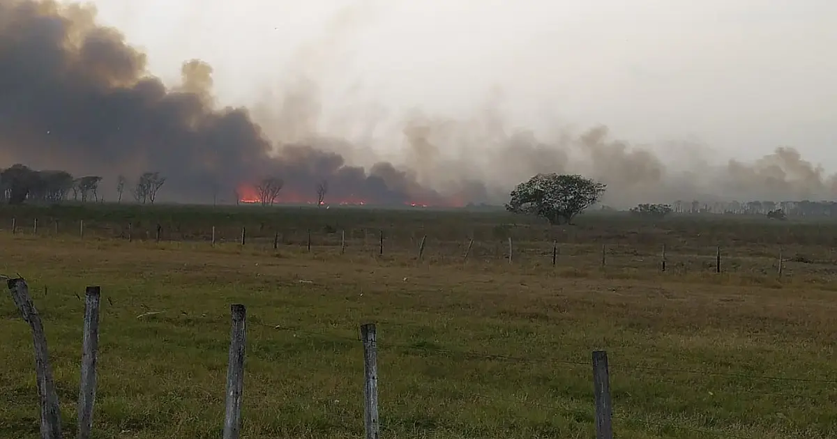 Aeronaves combatem incêndios em fazendas na região do Paraguai Mirim