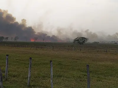 Aeronaves combatem incêndios em fazendas na região do Paraguai Mirim