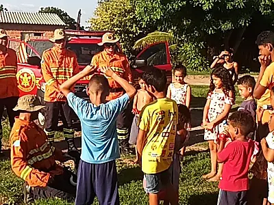 Bombeiros realizam ação social nos bairros de Corumbá