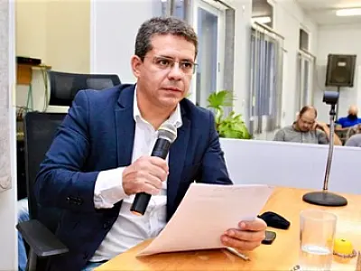 Alexandre cobra esclarecimentos sobre fechamento do Santander na cidade