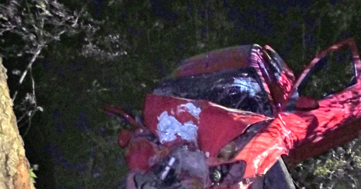 Carro colide em árvore e deixa três feridos na Estrada da Codrasa
