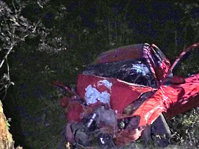 Carro colide em árvore e deixa três feridos na Estrada da Codrasa