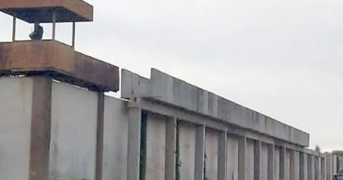Passarelas de concreto aumentam segurança nas muralhas dos presídios de Corumbá
