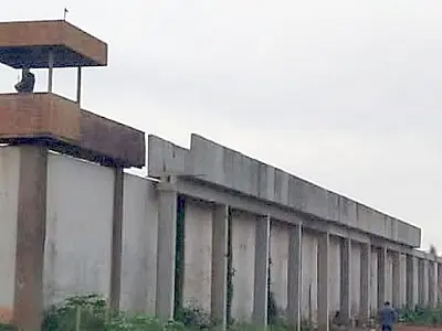 Passarelas de concreto aumentam segurança nas muralhas dos presídios de Corumbá