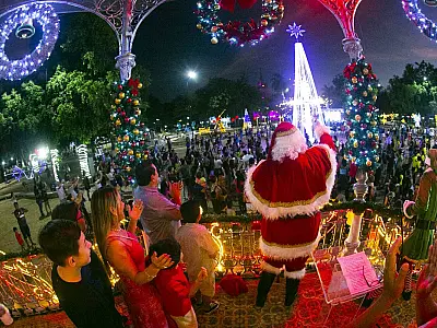 Com muitas luzes, Jardim do Natal traz mundo mágico do Papai Noel para Corumbá