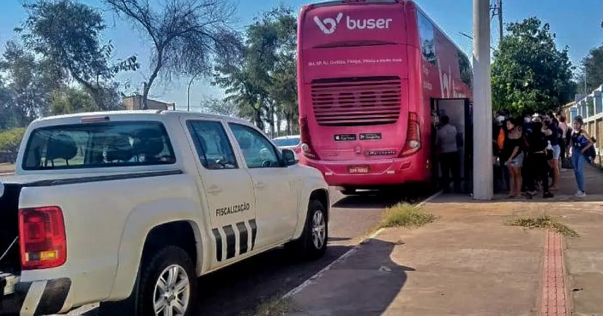 Carros de aplicativo e ônibus irregulares são flagrados em fiscalização