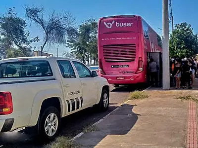 Carros de aplicativo e ônibus irregulares são flagrados em fiscalização