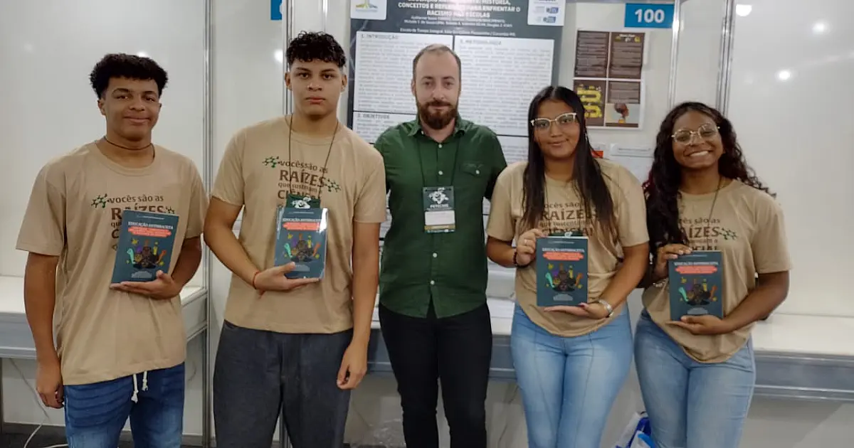 Estudantes de Corumbá apresentam cartilha "Educação Antirracista" em feira na Capital