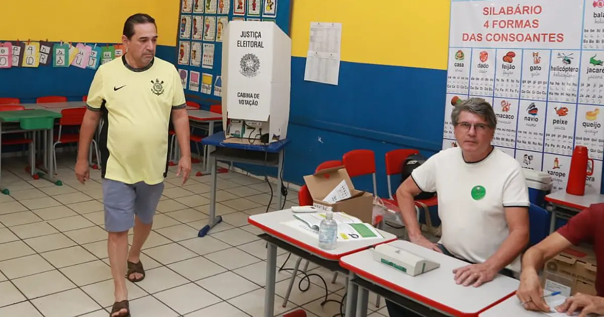 Prefeito de Corumbá vota nas primeiras horas do dia