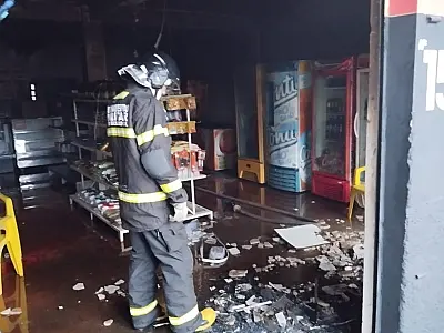 Incêndio em conveniência mobiliza Bombeiros ao Cristo Redentor
