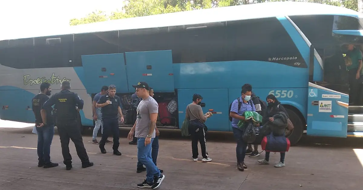 Dois ônibus clandestinos são apreendidos na fronteira e mais três à caminho de SP