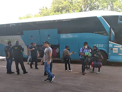 Dois ônibus clandestinos são apreendidos na fronteira e mais três à caminho de SP