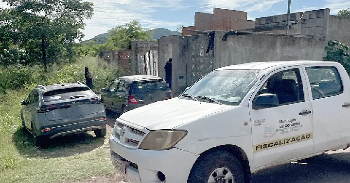Após limpeza emergencial, moradores são orientados sobre o descarte do lixo