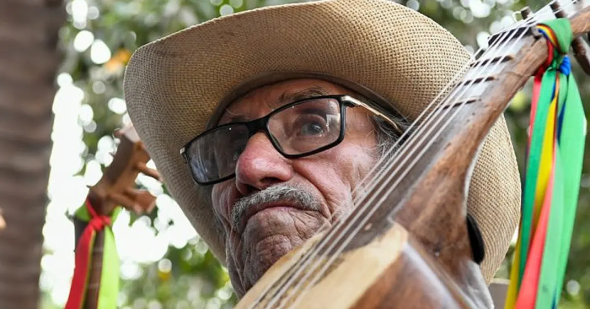 No museu onde a memória dos cururueiros é viva, seu Sebastião reencontra irmãos da viola de cocho