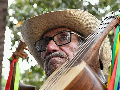 No museu onde a memória dos cururueiros é viva, seu Sebastião reencontra irmãos da viola de cocho