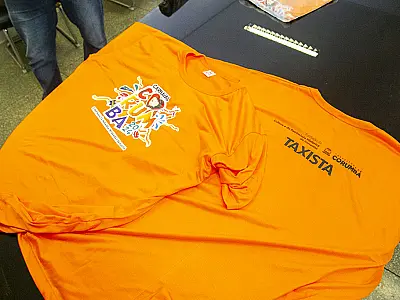 Taxistas de Corumbá recebem camisetas para trabalho uniformizado