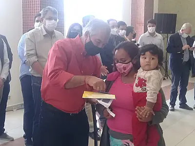 Em Corumbá Governador entrega cartões do "Mais Social" e visita obras da Santa Casa