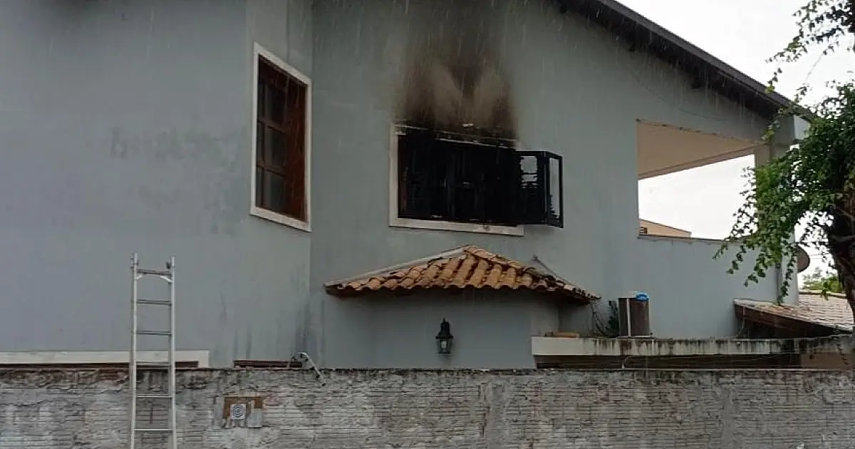 Incêndio em casa no centro é destaque no plantão dos Bombeiros