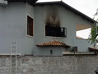 Incêndio em casa no centro é destaque no plantão dos Bombeiros
