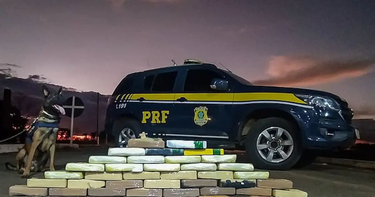 PRF apreende 35 kg de pasta base em caminhão com mudança de Corumbá