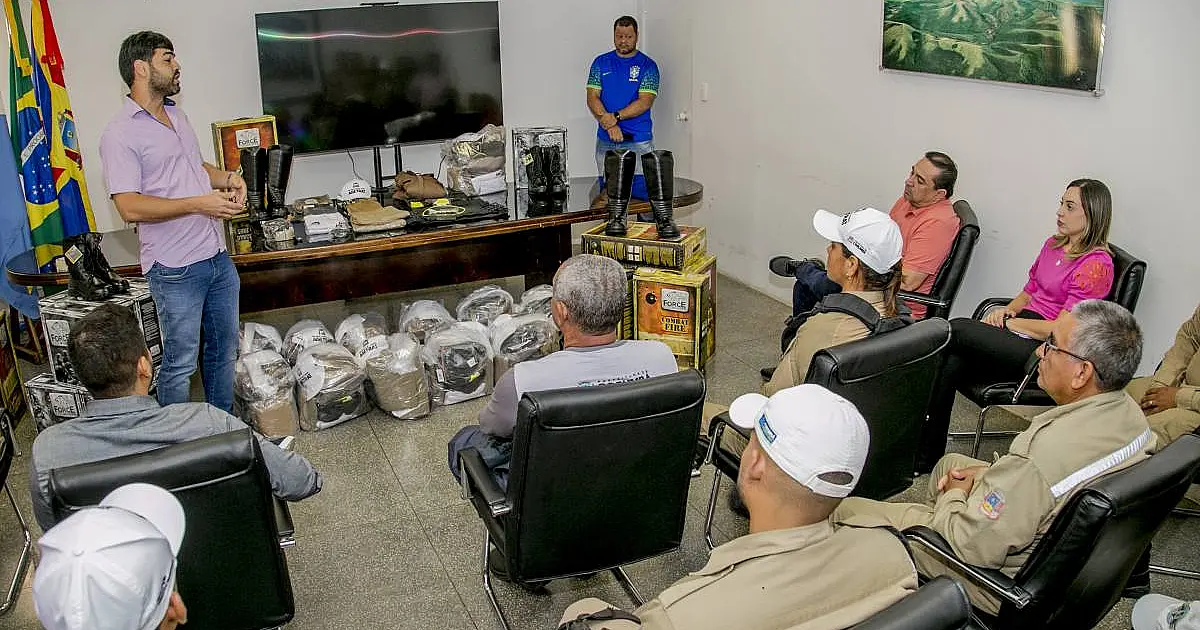 Agentes de trânsito e equipe operacional da Agetrat recebem novos uniformes