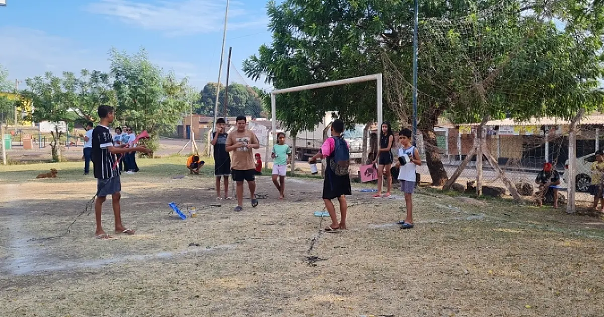 Festival de Pipas reúne crianças e adolescentes no campo do Seac em Ladário