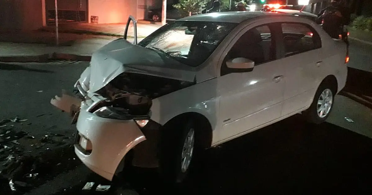 Colisão entra carro e caminhão deixa mulher inconsciente