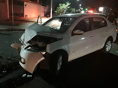 Colisão entra carro e caminhão deixa mulher inconsciente