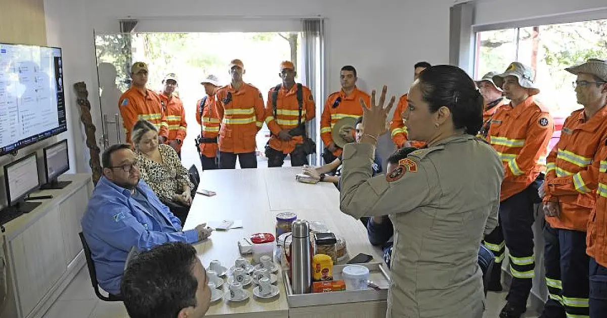 Bombeiros monitoram incêndio na divisa com Mato Grosso