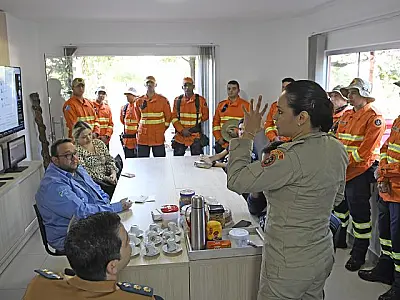 Bombeiros monitoram incêndio na divisa com Mato Grosso