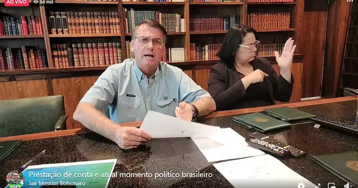 Bolsonaro faz balanço da gestão e chora em última live como presidente