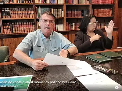 Bolsonaro faz balanço da gestão e chora em última live como presidente