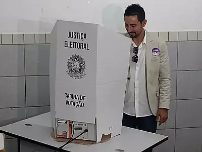 Ao votar, candidato do Psol diz que as eleições são "recado de que a democracia venceu"