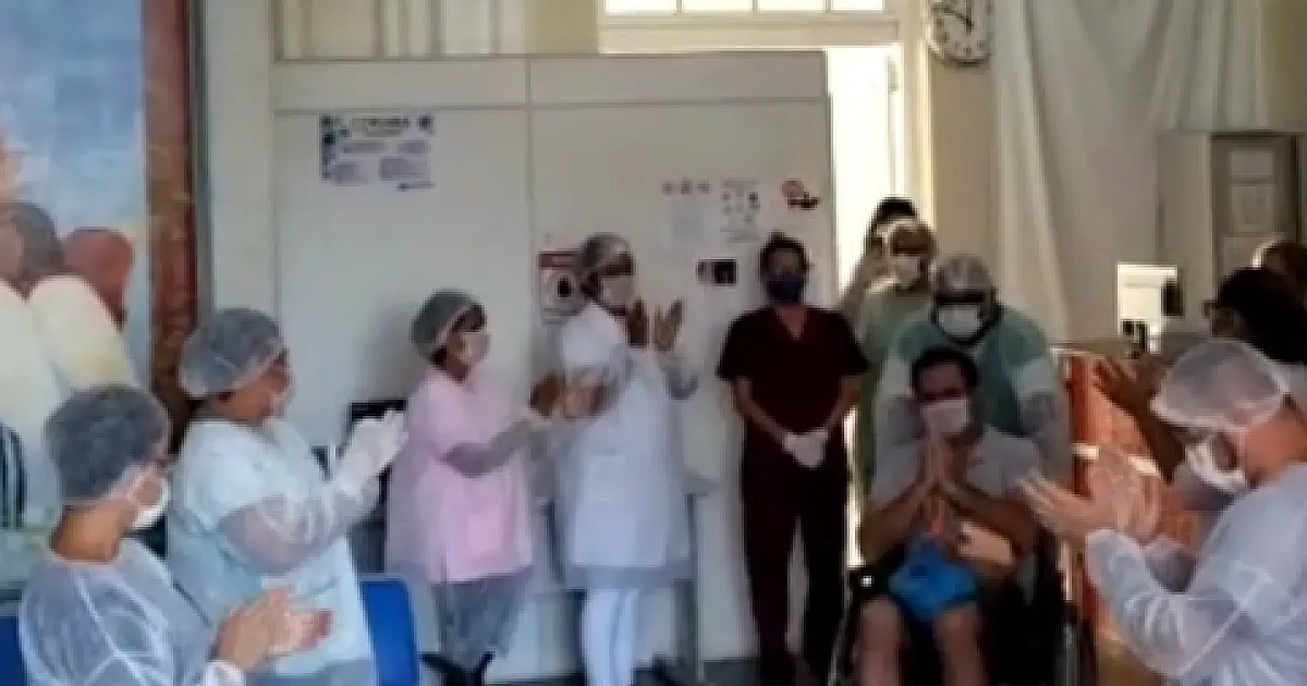 Paciente curado da Covid-19 recebe alta sob aplausos em Corumbá