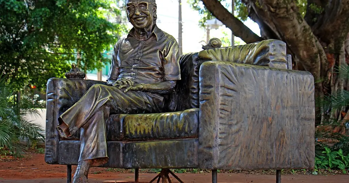 Restauração da estátua de Manoel de Barros em Campo Grande deve iniciar nesta terça (12)