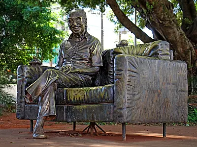 Restauração da estátua de Manoel de Barros em Campo Grande deve iniciar nesta terça (12)