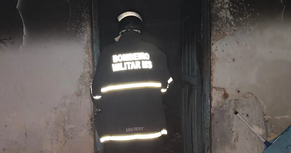 Incêndio em casa abandonada de Ladário é destaque no plantão dos Bombeiros