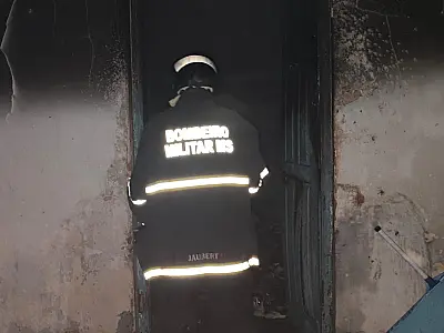 Incêndio em casa abandonada de Ladário é destaque no plantão dos Bombeiros