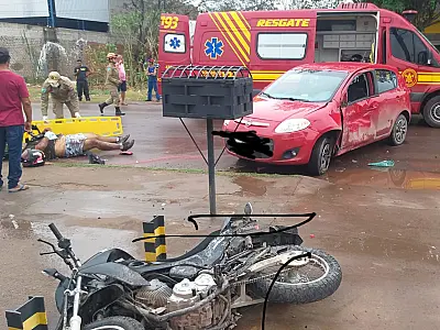 Colisão entre carro e moto deixa condutores feridos no bairro Nossa Senhora de Fátima