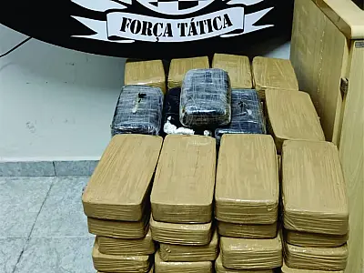 Força Tática apreende mais de 112 kg de pasta base em carro no bairro Maria Leite