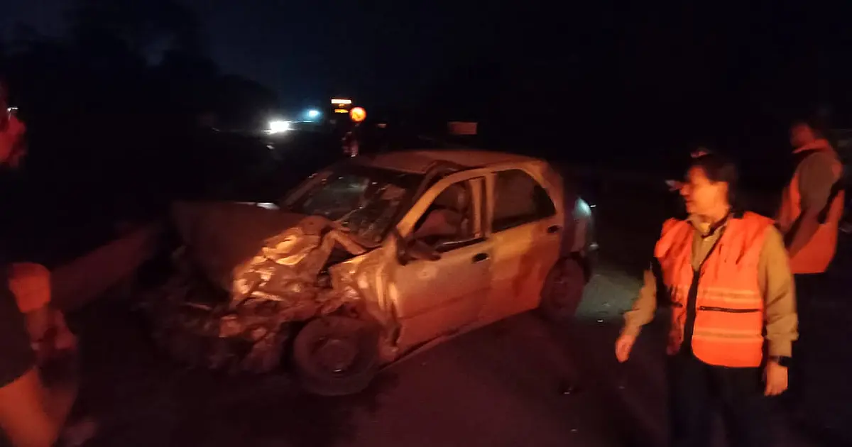 Carro bate na mureta de proteção e bloqueia o trânsito na BR 262